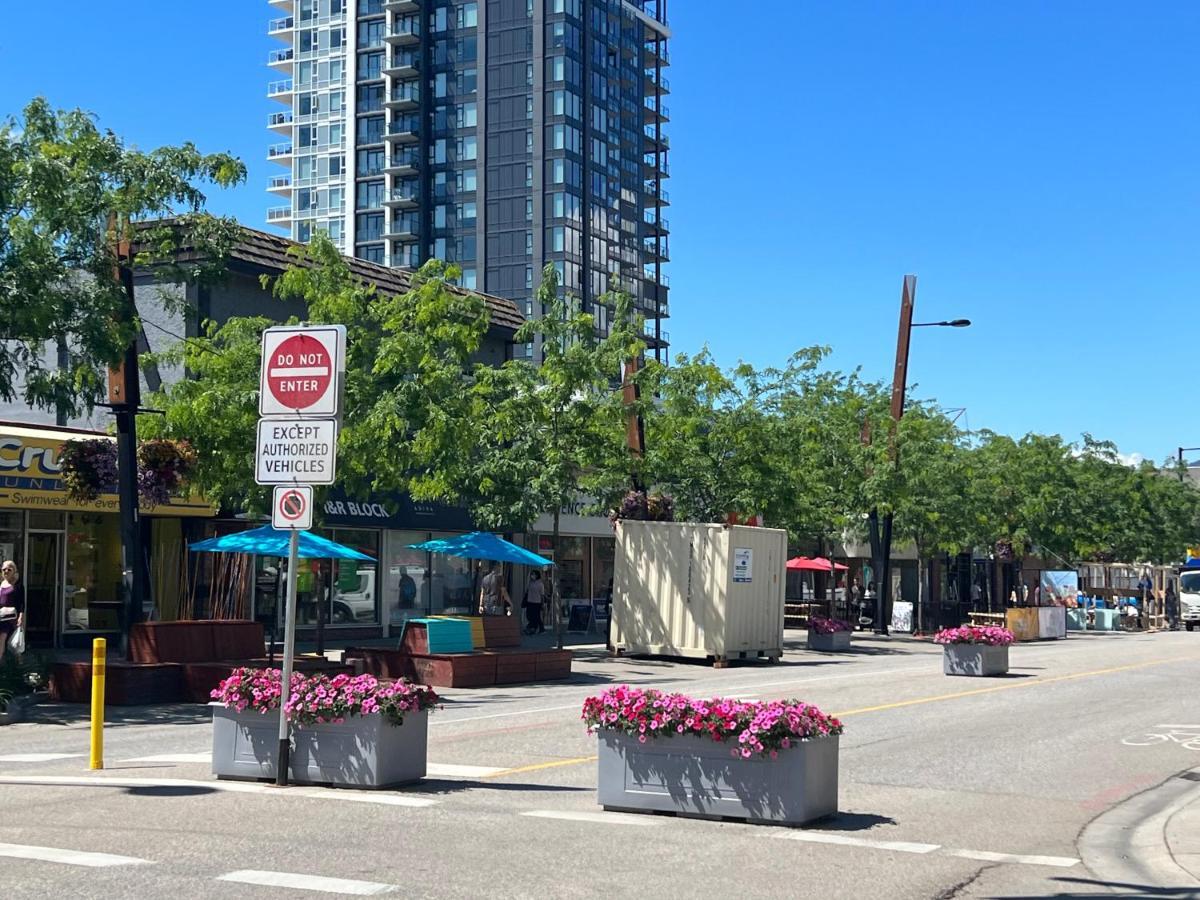 Amazing Brand New Lakeview Condo Downtown Kelowna Ngoại thất bức ảnh